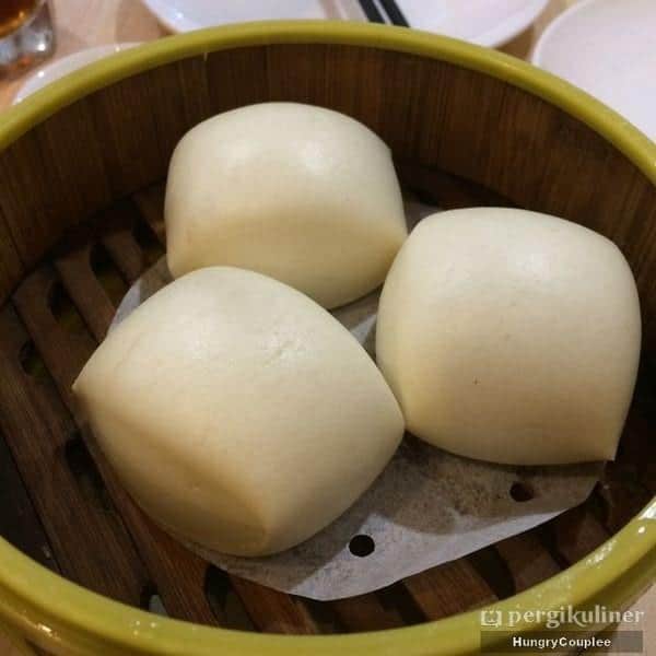 Mantou, 1. Mie Ayam, 2. Nasi Goreng Bebek, 3. Mie Goreng Udang Saus Spesial, 4. Sayap Ayam Goreng Bawang Putih, 5. Tahu Jamur Shimeji, 6. Sieaw Mai, 7. Ayam Goreng Asam Manis, 8. Gao Zi, 9. Fong Zau, 10. Mantou, 11. Nasi Tim Ayam Pedas, 12. Cakwe Ayam Udang Mentai
