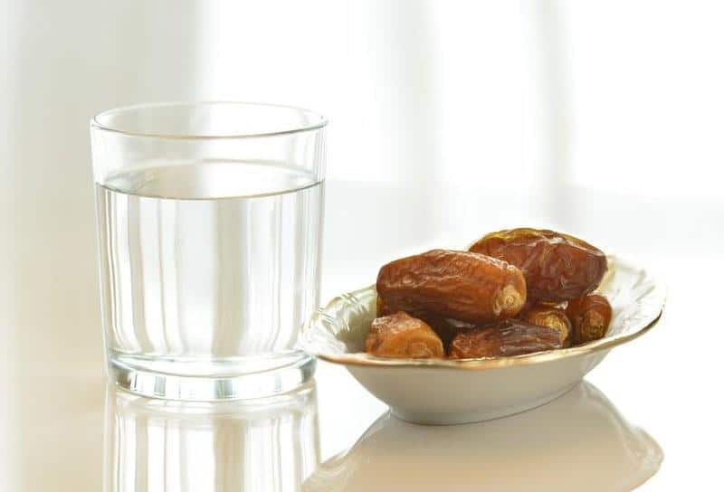 Bawa Air Putih dan Kurma di Tas, 1. Pilih Destinasi Ramah Muslim, 2. Bawa Air Putih dan Kurma di Tas, 3. Ketahui Waktu Sahur dan Buka Puasa, 4. Siapkan Perbekalan, 5. Rencanakan Tempat Berbuka Puasa Sebelum Pergi, 6. Cari Tahu Masjid Terdekat, 7. Ikut Acara Bukber, 8. Pilih Makanan Siap Saji, 9. Hindari Makanan yang Bisa Menyebabkan Masalah