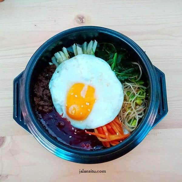 Bibimbap, 1. Original Patbingsoo, 2. Mandu Guksu, 3. Jumukbap, 4. Bibimbap, 5. Chijeu (Cheese) Bokkeumbap, 6. Teokbbokki, 7. Hotteok, 8. Spicy Chicken Popcorn, 9. Yangnyeom Tongdak, 10. Ramyeon, 11. Jjajangmyeon, 12. Gun Mandu, 13. Sundubu Jjigae, 14. Oksusucha, 15. Korean Milk Tea