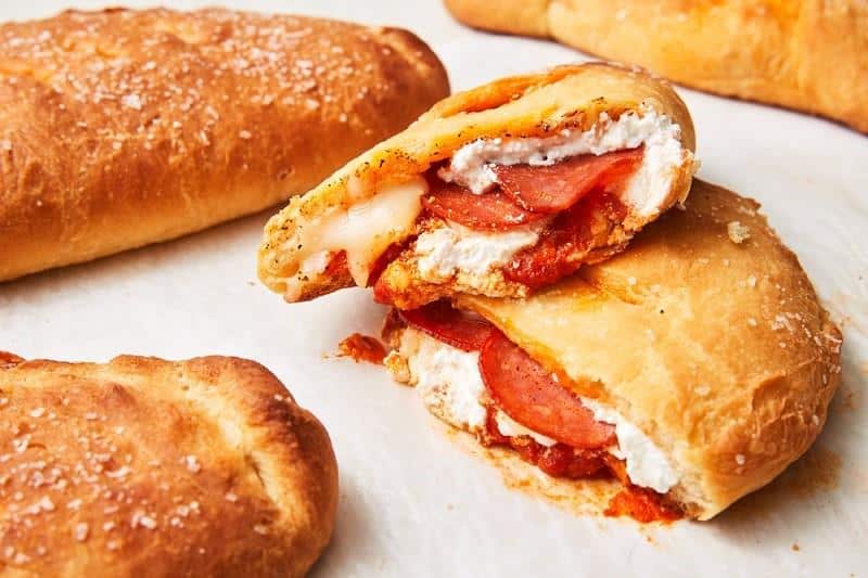 Calzone, 1. Zeppole, 2. Sfogliatella Riccia, 3. Arancini, 4. Panzerotti, 5. Piada, 6. Stigghiola, 7. Calzone, 8. Suppli, 9. Pani ca meusa, 10. Lampredotto, 11. Pesce fritto al cono