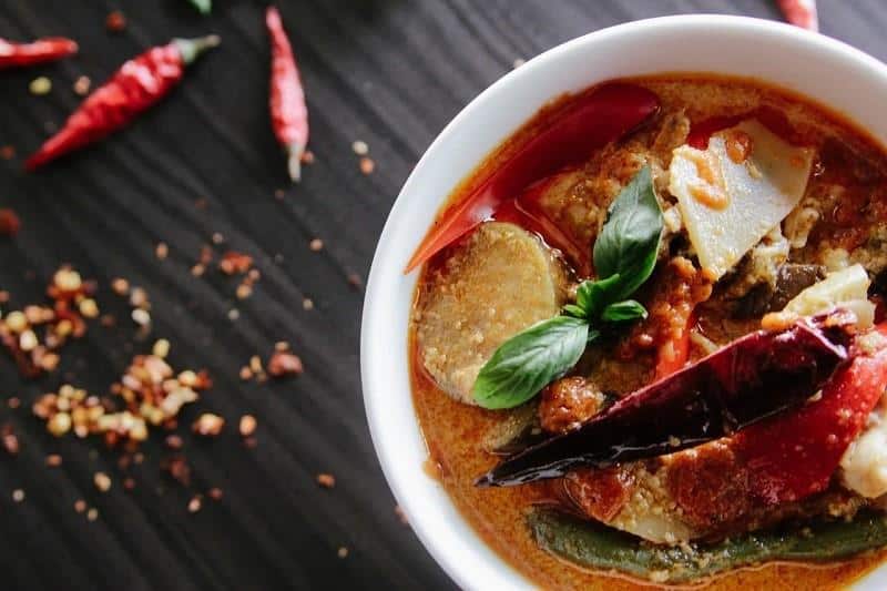 Hindari Makanan yang Bisa Menyebabkan Masalah, 1. Pilih Destinasi Ramah Muslim, 2. Bawa Air Putih dan Kurma di Tas, 3. Ketahui Waktu Sahur dan Buka Puasa, 4. Siapkan Perbekalan, 5. Rencanakan Tempat Berbuka Puasa Sebelum Pergi, 6. Cari Tahu Masjid Terdekat, 7. Ikut Acara Bukber, 8. Pilih Makanan Siap Saji, 9. Hindari Makanan yang Bisa Menyebabkan Masalah