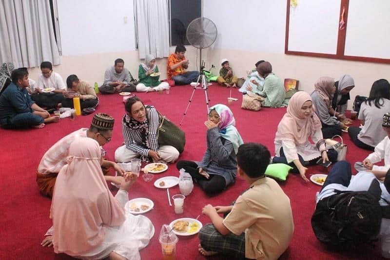 Ikut Acara Bukber, 1. Pilih Destinasi Ramah Muslim, 2. Bawa Air Putih dan Kurma di Tas, 3. Ketahui Waktu Sahur dan Buka Puasa, 4. Siapkan Perbekalan, 5. Rencanakan Tempat Berbuka Puasa Sebelum Pergi, 6. Cari Tahu Masjid Terdekat, 7. Ikut Acara Bukber, 8. Pilih Makanan Siap Saji, 9. Hindari Makanan yang Bisa Menyebabkan Masalah