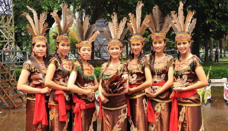 Pakaian Dayak Ngaju, 1. Pakaian Dayak Ngaju, 2. Pakaian Sakai, 3. Pakaian Kustim, 4. Pakaian Bulang Burai King, 5. Pakaian Dayak Bulang Kuurung, 6. Pakaian Ta’a dan Sapei Sapaq