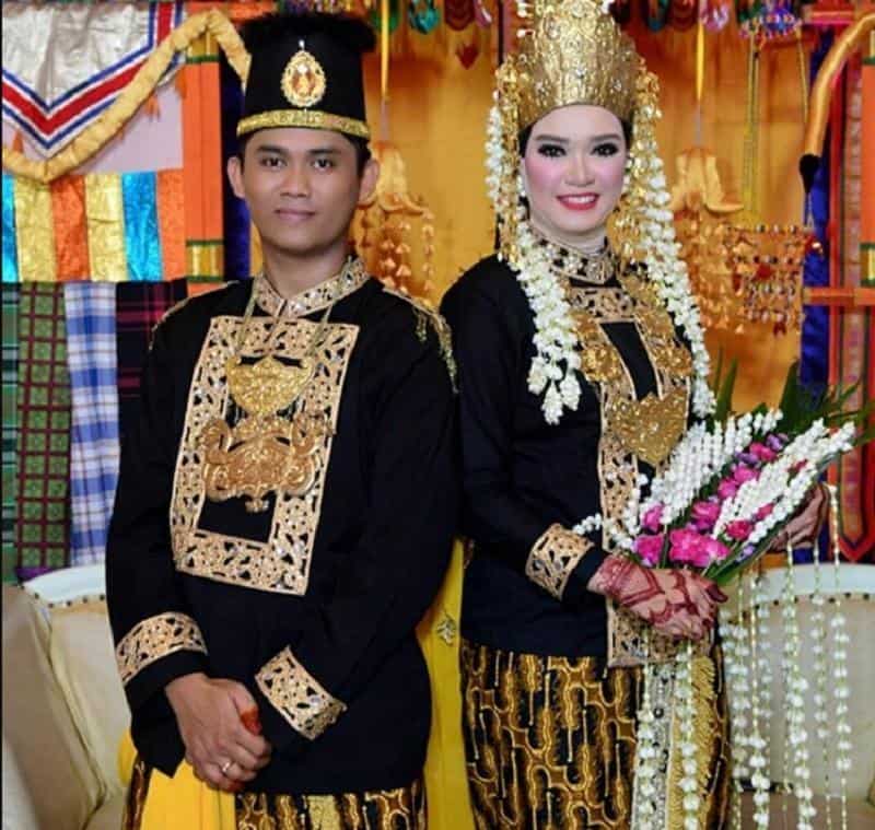 Pakaian Kustim, 1. Pakaian Dayak Ngaju, 2. Pakaian Sakai, 3. Pakaian Kustim, 4. Pakaian Bulang Burai King, 5. Pakaian Dayak Bulang Kuurung, 6. Pakaian Ta’a dan Sapei Sapaq