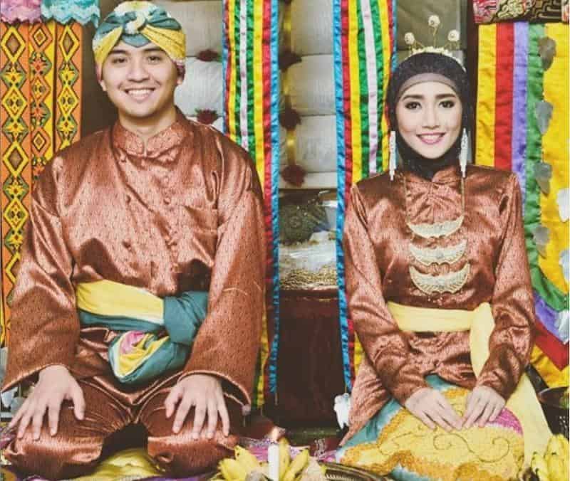 Pakaian Sakai, 1. Pakaian Dayak Ngaju, 2. Pakaian Sakai, 3. Pakaian Kustim, 4. Pakaian Bulang Burai King, 5. Pakaian Dayak Bulang Kuurung, 6. Pakaian Ta’a dan Sapei Sapaq