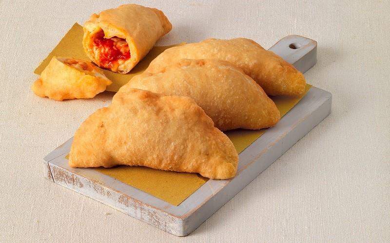 Panzerotti, 1. Zeppole, 2. Sfogliatella Riccia, 3. Arancini, 4. Panzerotti, 5. Piada, 6. Stigghiola, 7. Calzone, 8. Suppli, 9. Pani ca meusa, 10. Lampredotto, 11. Pesce fritto al cono