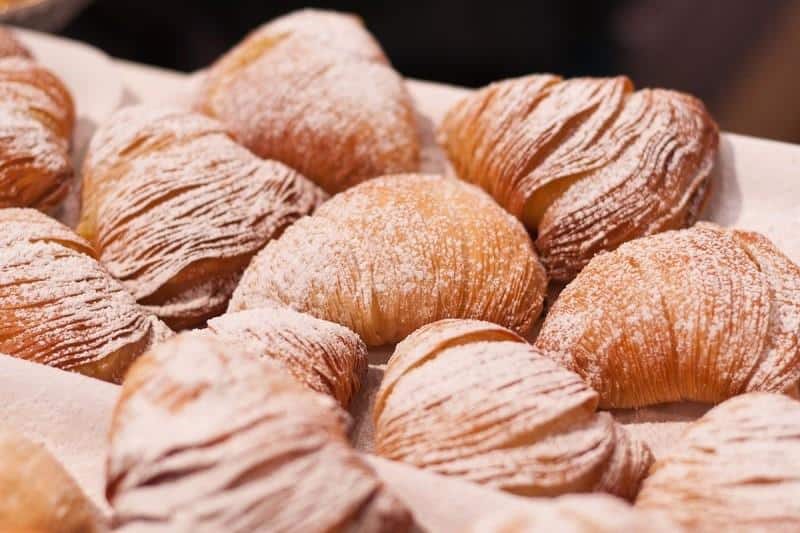 Sfogliatella Riccia, 1. Zeppole, 2. Sfogliatella Riccia, 3. Arancini, 4. Panzerotti, 5. Piada, 6. Stigghiola, 7. Calzone, 8. Suppli, 9. Pani ca meusa, 10. Lampredotto, 11. Pesce fritto al cono