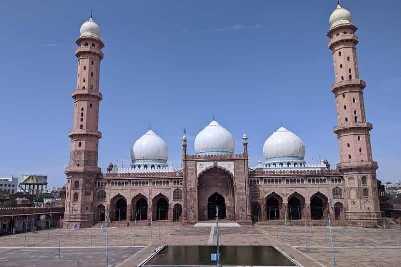 Taj-ul Masajid, 1. Masjid Jama, Delhi, 2. Masjid Haji Ali, Mumbai, 3. Masjid Nizamuddin Dargah, Delhi, 4. Masjid Nagina, 5. Taj-ul Masajid, 6. Masjid Cheraman Juma, Kerala, 7. Masjid Hazratbal, Jammu dan Kashmir, 8. Masjid Makkah, Hyderabad, 9. Bara Imambara, Lucknow, 10. Masjid Adhai Din Ka- Jhonpra Ajmer