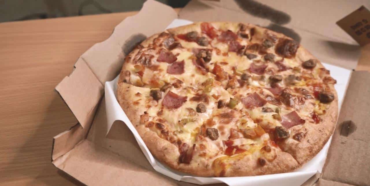 1. Melipat Satu Loyang Utuh, 2. Melipat Jadi Dua Bagian, 3. Menggulung, 4. Tata Cara Makan Pizza untuk Acara Formal, 5. Cara Menyantap Pizza dengan Saus