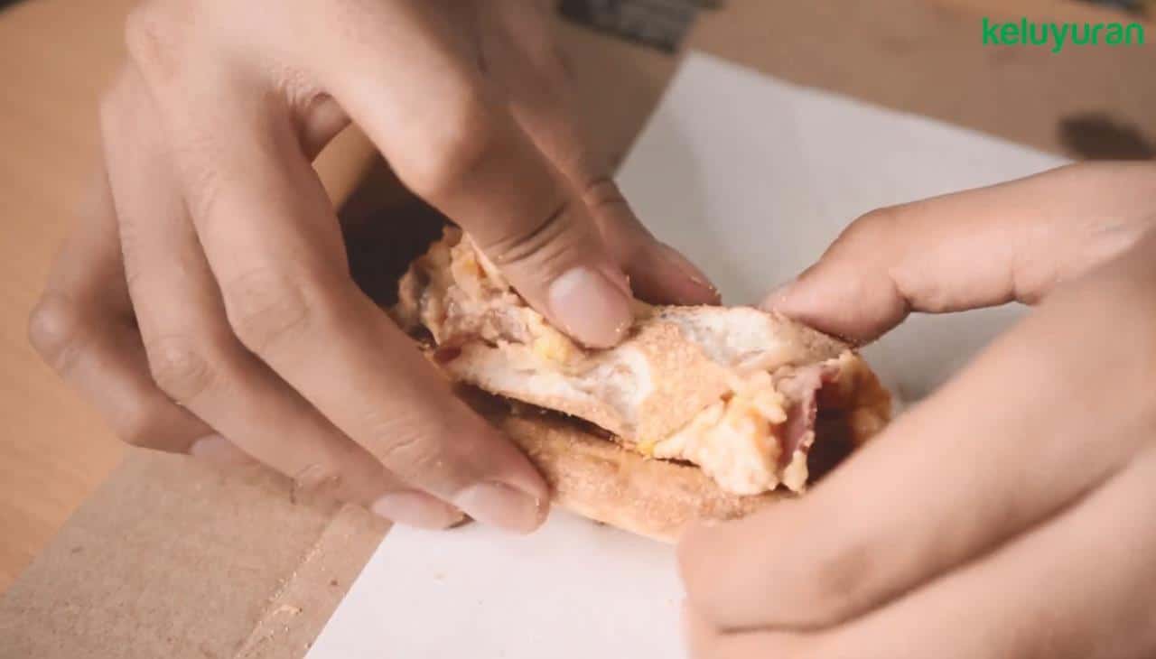 1. Melipat Satu Loyang Utuh, 2. Melipat Jadi Dua Bagian, 3. Menggulung, 4. Tata Cara Makan Pizza untuk Acara Formal, 5. Cara Menyantap Pizza dengan Saus
