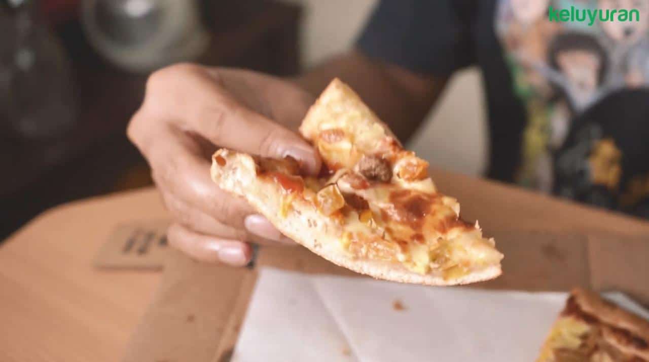 cara makan pizza 3, 1. Melipat Satu Loyang Utuh, 2. Melipat Jadi Dua Bagian, 3. Menggulung, 4. Tata Cara Makan Pizza untuk Acara Formal, 5. Cara Menyantap Pizza dengan Saus