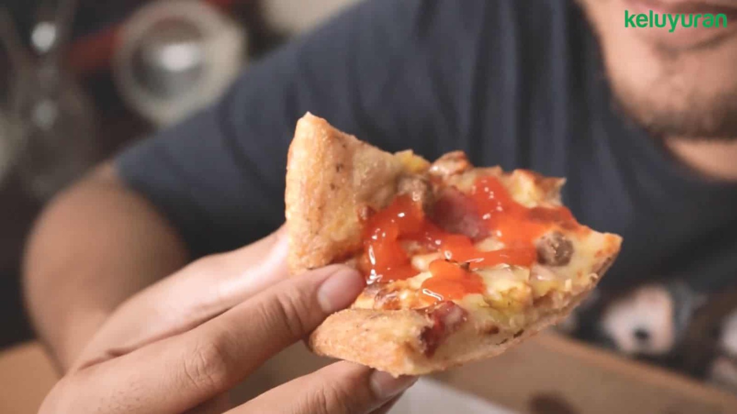 1. Melipat Satu Loyang Utuh, 2. Melipat Jadi Dua Bagian, 3. Menggulung, 4. Tata Cara Makan Pizza untuk Acara Formal, 5. Cara Menyantap Pizza dengan Saus