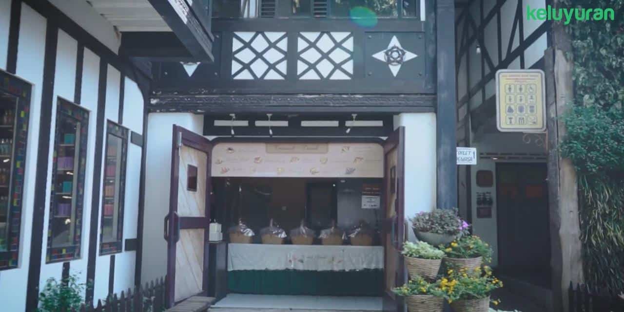 Wahana dan Spot Menarik di Farmhouse Susu Lembang, Harga Tiket dan Jam Operasional Farm House, Fasilitas di Farm House Susu Lembang, Alamat dan Akses Transportasi ke Farmhouse Susu Lembang, Hotel di Sekitar Farm House Susu Lembang