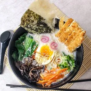 tomyum ramen_, 1. Crunchy Roll, 2. Paket OTW OK, 3. Salmon Spicy Roll, 4. Red Riot Roll, 5. Black Dragon Roll, 6. Salmon Mentai Roll, 7. Salmon Maki, 8. Tomyum Ramen, 9. Mozarice Mentai Chicken Katsu, 10. Mix Special Festival