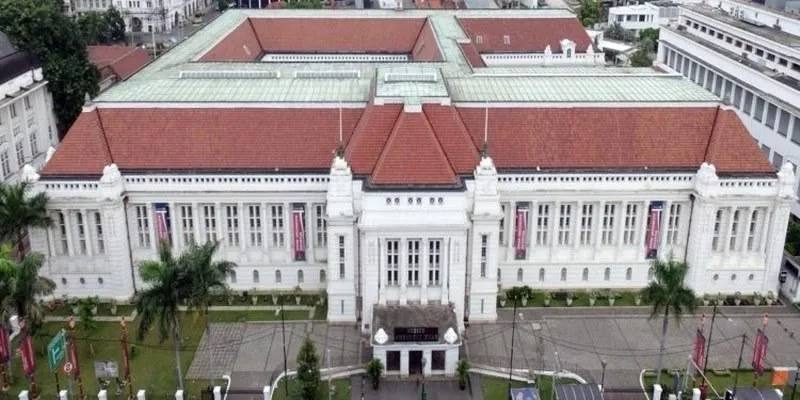 Museum Bank Indonesia, 1. Museum Fatahillah, 2. Museum Bank Indonesia, 3. Museum Bank Mandiri, 4. Toko Merah, 5. Café Batavia, 6. Café Jamu Acaraki, 7. Rumah Akar, 8. Pelabuhan Sunda Kelapa, 9. Petak Sembilan Pecinan Glodok, 10. Jembatan Kota Intan