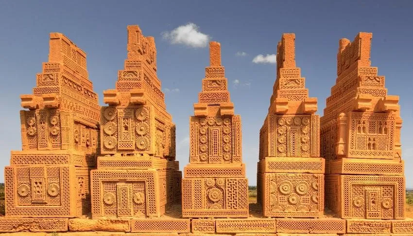 Makam Chaukhandi (Karachi), 1. Taxila (Punjab), 2. Situs Mohenjo-daro (Sidh), 3. Situs Takh-i- Bahi (Mardan), 4. Makli Necropolis (Sindh), 5. Makam Chaukhandi (Karachi), 6. Benteng Derawar (Punjab), 7. Benteng Lahore (Punjab), 8. Benteng Rohtas (Punjab), 9. Bala Hissar (Peshawar), 10. Empress Market (Sindh)