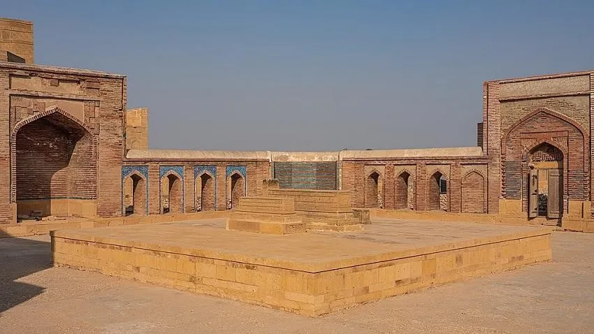 Makli Necropolis (Sindh), 1. Taxila (Punjab), 2. Situs Mohenjo-daro (Sidh), 3. Situs Takh-i- Bahi (Mardan), 4. Makli Necropolis (Sindh), 5. Makam Chaukhandi (Karachi), 6. Benteng Derawar (Punjab), 7. Benteng Lahore (Punjab), 8. Benteng Rohtas (Punjab), 9. Bala Hissar (Peshawar), 10. Empress Market (Sindh)