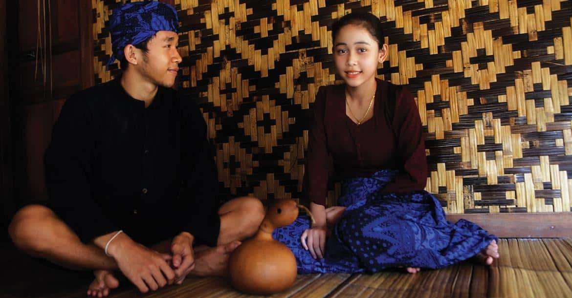 1. Tinggal di Rumah Tradisional, 2. Dipimpin oleh Pu'un, 3. Ayam Dianggap Mewah, 4. Tradisi Kawalu, 5. Melakukan Perjodohan, 6. Pakaian Setiap Suku Berbeda, 7. Tidak Memiliki Nisan, 8. Menggunakan Batang Bambu untuk Gelas, 9. Suka Bergotong Royong, 10. Suka Berjalan Kaki Tanpa Alas Kaki