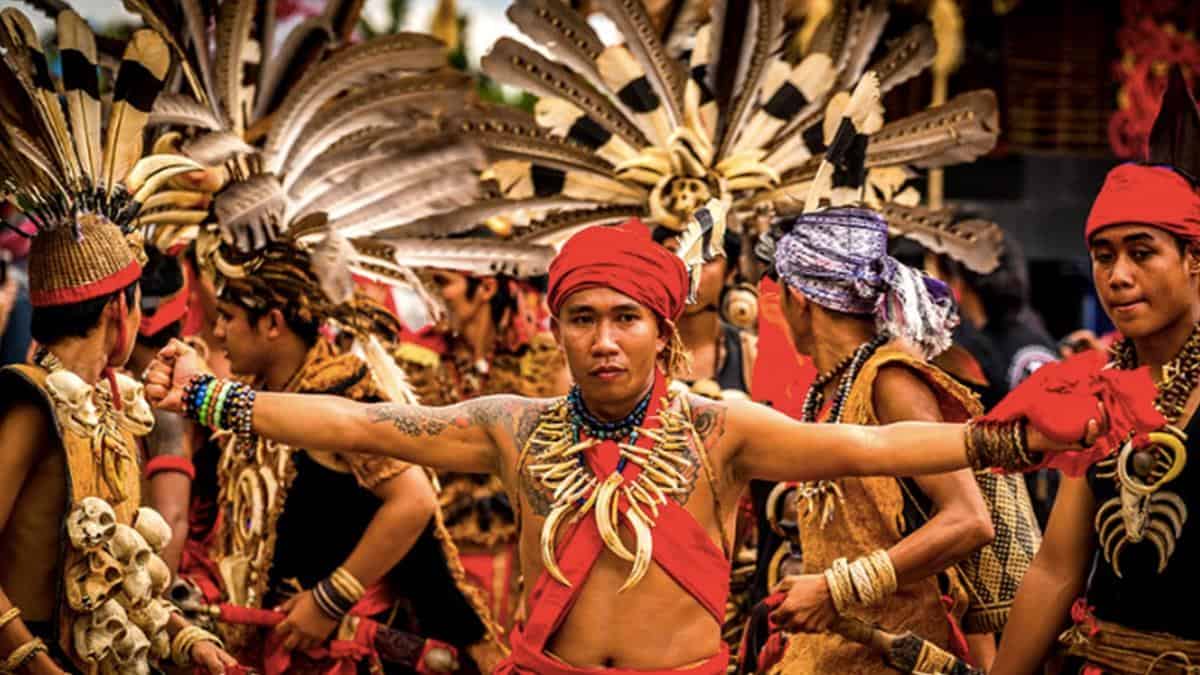 1. Dekat dengan Hal-Hal Mistik, 2. Tradisi Merajah Tubuh, 3. Gadis Dayak yang Terkenal Sopan, 4. Tradisi Kuping Panjang, 5. Memiliki Pasukan Hantu, 6. Memiliki Senjata Mematikan, 7. Suka Berhias dan Merawat Diri, 8. Memiliki Dukun Sakti, 9. Penganut Kaharingan, 10. Ditakuti Bangsa Belanda
