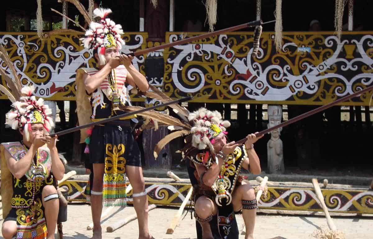 1. Dekat dengan Hal-Hal Mistik, 2. Tradisi Merajah Tubuh, 3. Gadis Dayak yang Terkenal Sopan, 4. Tradisi Kuping Panjang, 5. Memiliki Pasukan Hantu, 6. Memiliki Senjata Mematikan, 7. Suka Berhias dan Merawat Diri, 8. Memiliki Dukun Sakti, 9. Penganut Kaharingan, 10. Ditakuti Bangsa Belanda