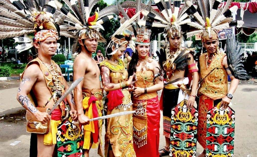 1. Dekat dengan Hal-Hal Mistik, 2. Tradisi Merajah Tubuh, 3. Gadis Dayak yang Terkenal Sopan, 4. Tradisi Kuping Panjang, 5. Memiliki Pasukan Hantu, 6. Memiliki Senjata Mematikan, 7. Suka Berhias dan Merawat Diri, 8. Memiliki Dukun Sakti, 9. Penganut Kaharingan, 10. Ditakuti Bangsa Belanda