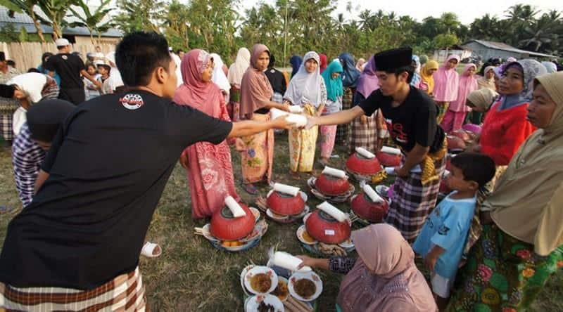 1. Menggunakan Wadah Tradisional, 2. Meriahkan Momen Idul Fitri dan Mempererat Silaturahmi, 3. Peserta Terdiri dari Perempuan, 4. Sungkeman Khas Desa Lenek, 5. Penyerahan Jot-Jotan, 6. Hantaran Sampak pada Keluarga, 7. Ngejot di Masa Modern, 8. Sebagai Bentuk Sedekah