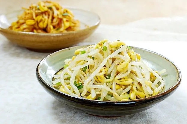 Namul Muchim, 1. Pajeon, 2. Namul Muchim, 3. Cheongpomuk, 4. Kimchi, 5. Gim Gui, 6. Gamjajeon, 7. Ojingeo Chae Bokkeum, 8. Eomuk Bokkeum, 9. Myulchi Bokkeum, 10. Hobak Bokkeum, 11. Gamja Jeorim, 12. Goguma Mattang, 13. Gyeran Mari, 14. Yeongeun Jorim