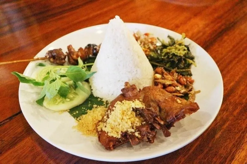 Nasi Campur Bebek, 1. Bebek Goreng Kremes, 2. Bebek Goreng Rica, 3. Bebek Peking, 4. Bebek Bakar Cetar, 5. Bebek Goreng Cabe Ijo, 6. Nasi Campur Bebek, 7. Ayam Negeri Bakar, 8. Ayam Sori, 9. Ayam Kampung Kremes, 10. Paket Bertiga