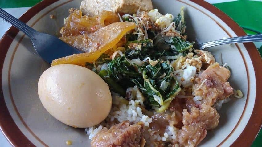 1. Sego Wiwit, 2. Sego Gudangan, 3. Nasi Trancam, 4. Nasi Tumpang Lethok, 5. Bakmi Miroso, 6. Swike Kodok, 7. Sop Ayam Pecok, 8. Soto Bebek dan Bebek Bacem, 9. Kepel Klaten, 10. Keripik Cakar, Belut dan Paru