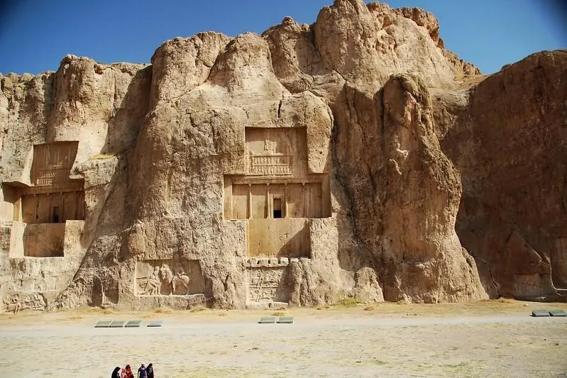 Naqsh-e Rostam, 1. Persepolis, 2. Pasargad, 3. Sistem Hirolik Historis Shustar, 4. Tchogha Zanbil, 5. Menara Keheningan Yazd (Dakhma), 6. Naqsh-e Rostam, 7. Arg-e Bam, 8. Argh–e Rayen, 9. Istana Sarvestan, 10. Kota Kuno Bishapur