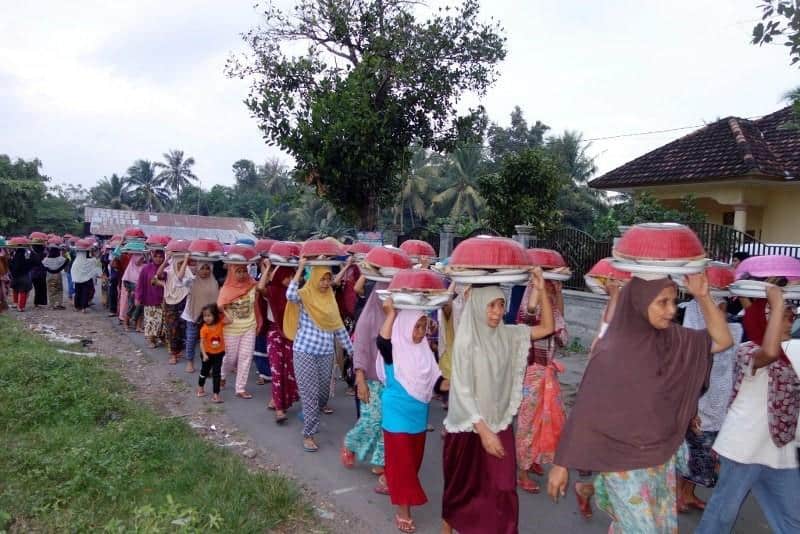 1. Menggunakan Wadah Tradisional, 2. Meriahkan Momen Idul Fitri dan Mempererat Silaturahmi, 3. Peserta Terdiri dari Perempuan, 4. Sungkeman Khas Desa Lenek, 5. Penyerahan Jot-Jotan, 6. Hantaran Sampak pada Keluarga, 7. Ngejot di Masa Modern, 8. Sebagai Bentuk Sedekah