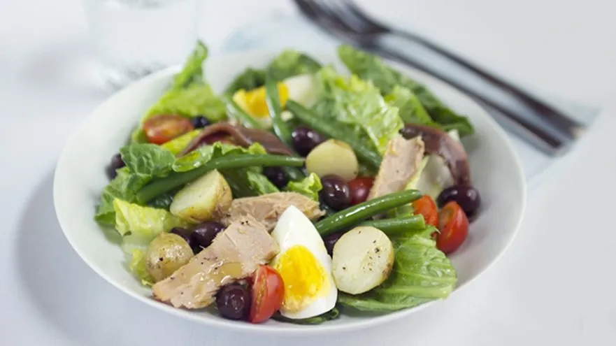 Niçoise Salad, Prancis_, 1. Horiatiki, Yunani, 2. Rosolli, Finlandia, 3. Shopska Salad, Bulgaria serta Eropa Tenggara dan Negara Balkan, 4. Surówka, Polandia, 5. Olivier Salad, Rusia, 6. Wurstsalat, Jerman, 7. Niçoise Salad, Prancis, 8. Panzanella, Italia, 9. Huzarensalade, Belanda, 10. Sillsalat, Swedia