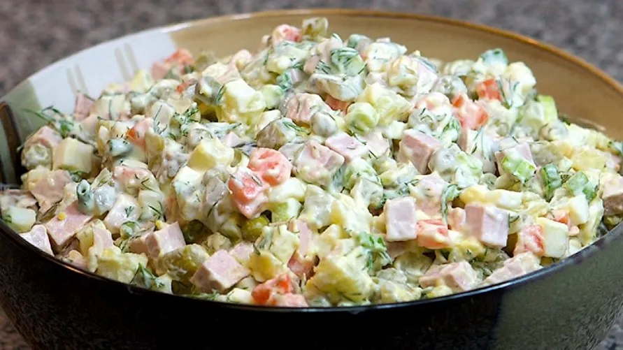 Olivier Salad, Rusia, 1. Horiatiki, Yunani, 2. Rosolli, Finlandia, 3. Shopska Salad, Bulgaria serta Eropa Tenggara dan Negara Balkan, 4. Surówka, Polandia, 5. Olivier Salad, Rusia, 6. Wurstsalat, Jerman, 7. Niçoise Salad, Prancis, 8. Panzanella, Italia, 9. Huzarensalade, Belanda, 10. Sillsalat, Swedia