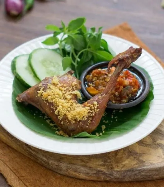 Ayam Kampung Kremes, 1. Bebek Goreng Kremes, 2. Bebek Goreng Rica, 3. Bebek Peking, 4. Bebek Bakar Cetar, 5. Bebek Goreng Cabe Ijo, 6. Nasi Campur Bebek, 7. Ayam Negeri Bakar, 8. Ayam Sori, 9. Ayam Kampung Kremes, 10. Paket Bertiga