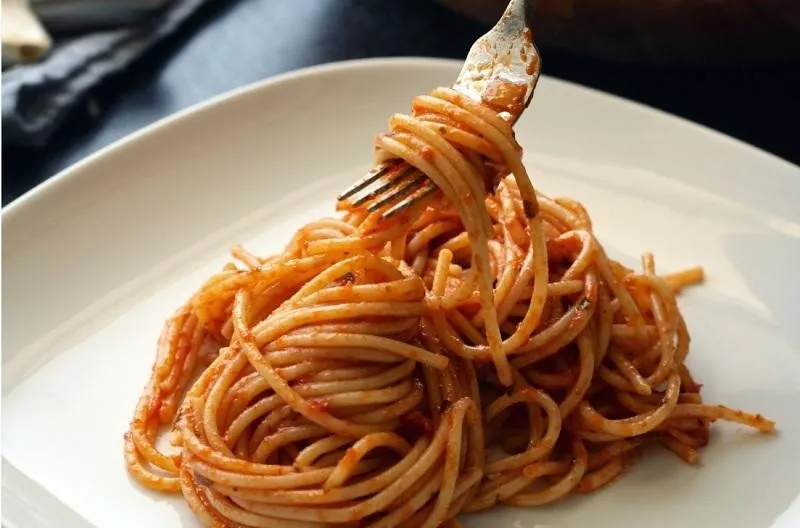 Amatriciana, 1. Pasta alla Norma, 2. Amatriciana, 3. Ziti alla Genovese, 4. Orecchiette con le Cime di Rapa, 5. Cacio e pepe, 6. Rigatoni con la pajata, 7. Tagliatelle alla Boscaiola, 8. Pasta e ceci, 9. Vincisgrassi, 10. Ravioli alla Genovese