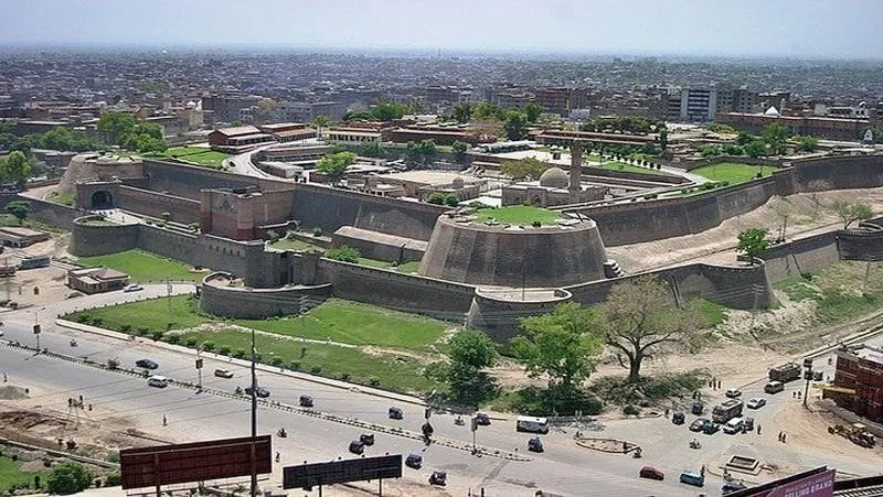 Bala Hissar (Peshawar), 1. Taxila (Punjab), 2. Situs Mohenjo-daro (Sidh), 3. Situs Takh-i- Bahi (Mardan), 4. Makli Necropolis (Sindh), 5. Makam Chaukhandi (Karachi), 6. Benteng Derawar (Punjab), 7. Benteng Lahore (Punjab), 8. Benteng Rohtas (Punjab), 9. Bala Hissar (Peshawar), 10. Empress Market (Sindh)
