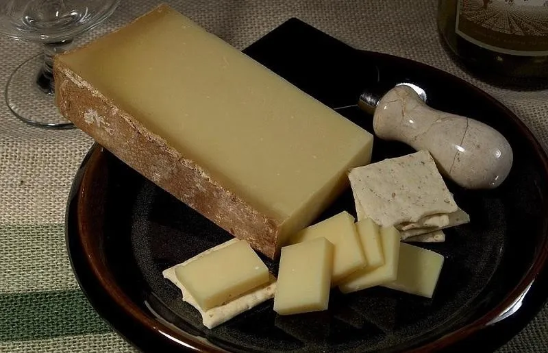 Beaufort, 1. Camembert, 2. Carré Corse, 4. Fourme d'Ambert, 5. Reblochon, 6. Mont d'Or, 7. Beaufort, 8. Rovethym, 9. Tomme de Savoie, 10. Pont-l'Eveque