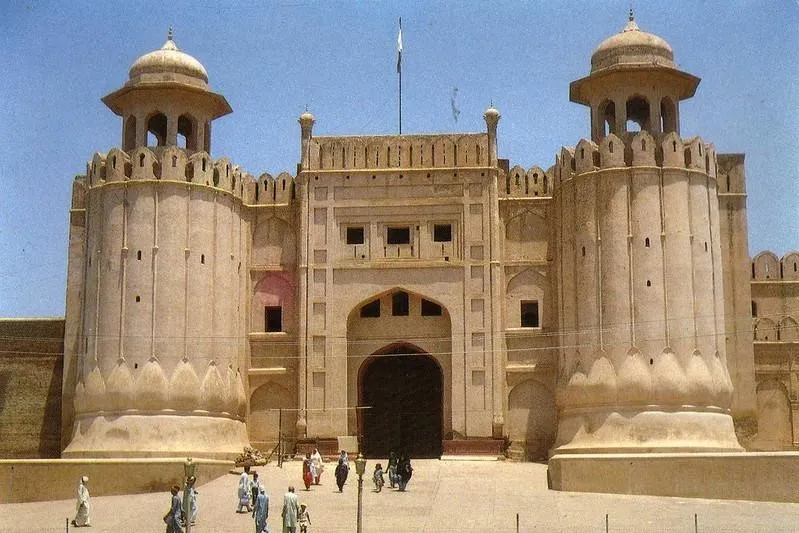 Benteng Lahore (Punjab), 1. Taxila (Punjab), 2. Situs Mohenjo-daro (Sidh), 3. Situs Takh-i- Bahi (Mardan), 4. Makli Necropolis (Sindh), 5. Makam Chaukhandi (Karachi), 6. Benteng Derawar (Punjab), 7. Benteng Lahore (Punjab), 8. Benteng Rohtas (Punjab), 9. Bala Hissar (Peshawar), 10. Empress Market (Sindh)