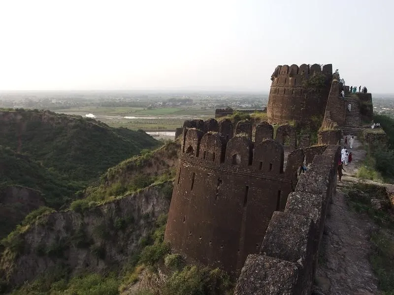Benteng Rohtas (Punjab), 1. Taxila (Punjab), 2. Situs Mohenjo-daro (Sidh), 3. Situs Takh-i- Bahi (Mardan), 4. Makli Necropolis (Sindh), 5. Makam Chaukhandi (Karachi), 6. Benteng Derawar (Punjab), 7. Benteng Lahore (Punjab), 8. Benteng Rohtas (Punjab), 9. Bala Hissar (Peshawar), 10. Empress Market (Sindh)