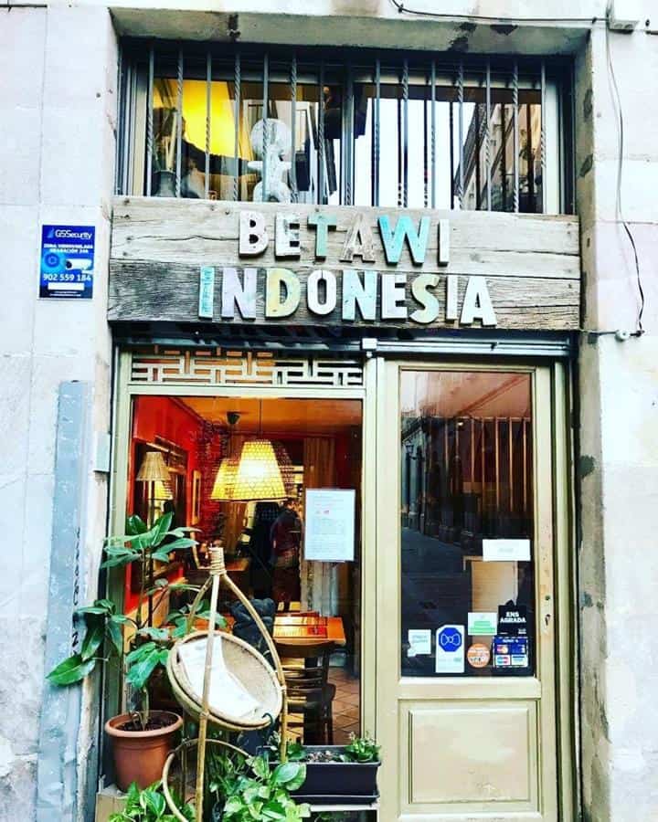 1. Simpang Asia - Los Angeles, 2. Tempo Doeloe - Amsterdam, 3. Bagus Indonesian Kitchen - Jepang, 4. Warung Barokah - Amsterdam, 5. Warung Pojok - Sydney, 6. Borneo A Paris - Perancis, 7. Sky Cafe - New York, 8. Betawi Restoran - Spanyol, 9. Nusantara Restoran - Jerman, 10. Warung Jakarta - Polandia