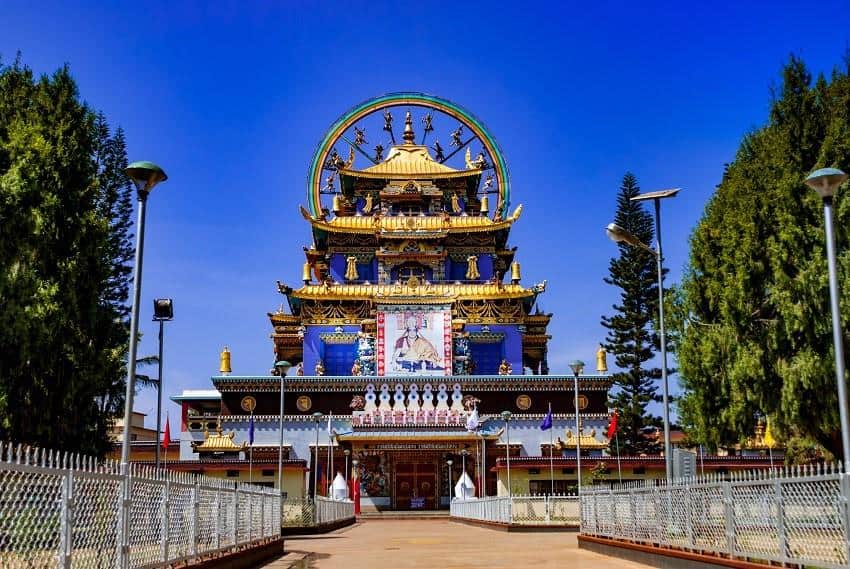 1. Biara Thiksey (Ladakh), 2. Biara Hemis (Ladakh), 3. Biara Tabo (Himachal Pradesh), 4. Biara Phuktal (Ladakh), 5. Biara Namdroling Nyingmapa (Karnataka), 6. Biara Tawang (Arunachal Pradesh), 7. Biara Tsuglagkhang (Dharamshala), 8. Biara Diskit (Leh), 9. Biara Rumteks (Sikkim), 10. Biara Palpung Sherabling (Himachal Pradesh)