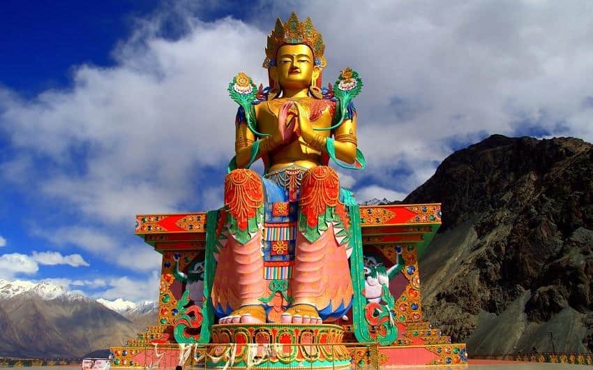 1. Biara Thiksey (Ladakh), 2. Biara Hemis (Ladakh), 3. Biara Tabo (Himachal Pradesh), 4. Biara Phuktal (Ladakh), 5. Biara Namdroling Nyingmapa (Karnataka), 6. Biara Tawang (Arunachal Pradesh), 7. Biara Tsuglagkhang (Dharamshala), 8. Biara Diskit (Leh), 9. Biara Rumteks (Sikkim), 10. Biara Palpung Sherabling (Himachal Pradesh)