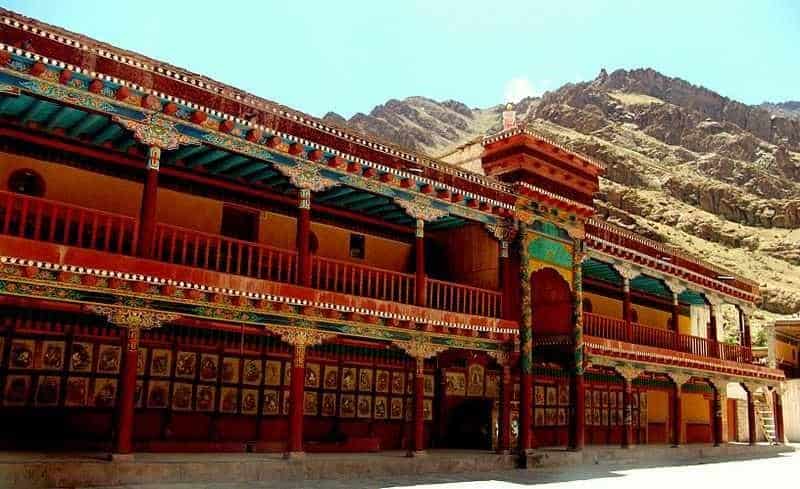1. Biara Thiksey (Ladakh), 2. Biara Hemis (Ladakh), 3. Biara Tabo (Himachal Pradesh), 4. Biara Phuktal (Ladakh), 5. Biara Namdroling Nyingmapa (Karnataka), 6. Biara Tawang (Arunachal Pradesh), 7. Biara Tsuglagkhang (Dharamshala), 8. Biara Diskit (Leh), 9. Biara Rumteks (Sikkim), 10. Biara Palpung Sherabling (Himachal Pradesh)