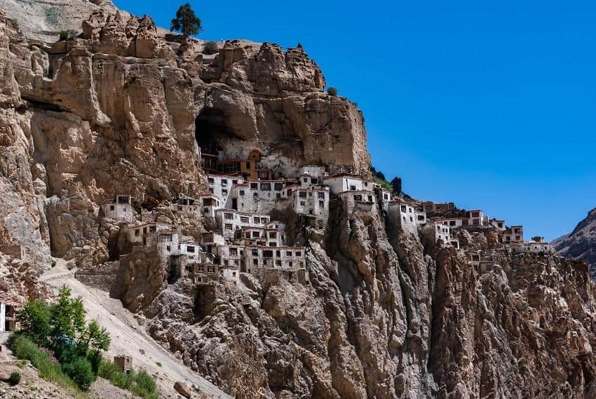1. Biara Thiksey (Ladakh), 2. Biara Hemis (Ladakh), 3. Biara Tabo (Himachal Pradesh), 4. Biara Phuktal (Ladakh), 5. Biara Namdroling Nyingmapa (Karnataka), 6. Biara Tawang (Arunachal Pradesh), 7. Biara Tsuglagkhang (Dharamshala), 8. Biara Diskit (Leh), 9. Biara Rumteks (Sikkim), 10. Biara Palpung Sherabling (Himachal Pradesh)
