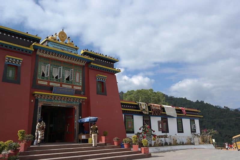 1. Biara Thiksey (Ladakh), 2. Biara Hemis (Ladakh), 3. Biara Tabo (Himachal Pradesh), 4. Biara Phuktal (Ladakh), 5. Biara Namdroling Nyingmapa (Karnataka), 6. Biara Tawang (Arunachal Pradesh), 7. Biara Tsuglagkhang (Dharamshala), 8. Biara Diskit (Leh), 9. Biara Rumteks (Sikkim), 10. Biara Palpung Sherabling (Himachal Pradesh)