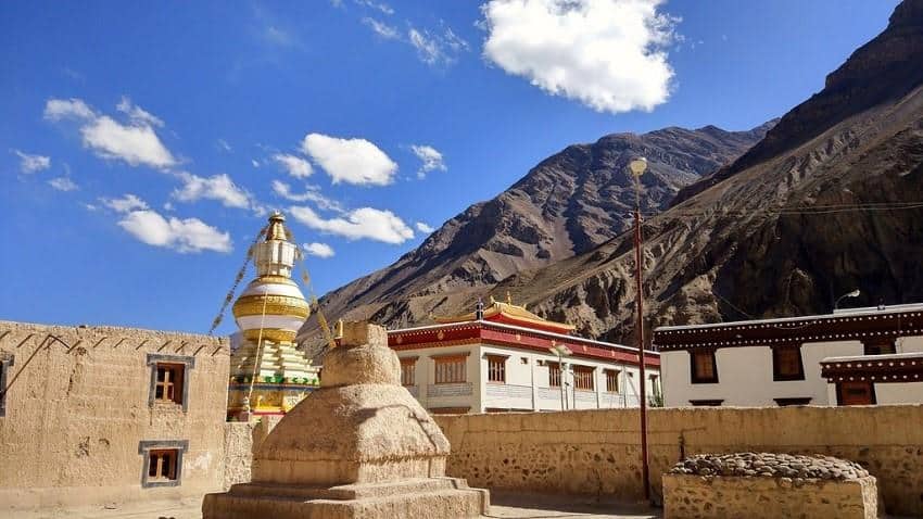 1. Biara Thiksey (Ladakh), 2. Biara Hemis (Ladakh), 3. Biara Tabo (Himachal Pradesh), 4. Biara Phuktal (Ladakh), 5. Biara Namdroling Nyingmapa (Karnataka), 6. Biara Tawang (Arunachal Pradesh), 7. Biara Tsuglagkhang (Dharamshala), 8. Biara Diskit (Leh), 9. Biara Rumteks (Sikkim), 10. Biara Palpung Sherabling (Himachal Pradesh)
