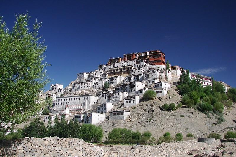 1. Biara Thiksey (Ladakh), 2. Biara Hemis (Ladakh), 3. Biara Tabo (Himachal Pradesh), 4. Biara Phuktal (Ladakh), 5. Biara Namdroling Nyingmapa (Karnataka), 6. Biara Tawang (Arunachal Pradesh), 7. Biara Tsuglagkhang (Dharamshala), 8. Biara Diskit (Leh), 9. Biara Rumteks (Sikkim), 10. Biara Palpung Sherabling (Himachal Pradesh)