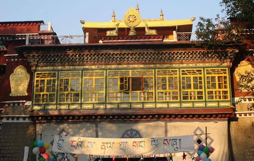 1. Biara Thiksey (Ladakh), 2. Biara Hemis (Ladakh), 3. Biara Tabo (Himachal Pradesh), 4. Biara Phuktal (Ladakh), 5. Biara Namdroling Nyingmapa (Karnataka), 6. Biara Tawang (Arunachal Pradesh), 7. Biara Tsuglagkhang (Dharamshala), 8. Biara Diskit (Leh), 9. Biara Rumteks (Sikkim), 10. Biara Palpung Sherabling (Himachal Pradesh)