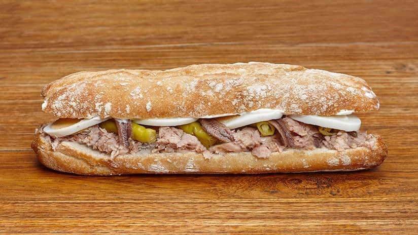 1. Bocadillo de Morcilla (Sandwich Sosis Darah), 2. Bocadillo de Jamon (Sandwich Ham), 3. Bocadillo de Calamares (Sandwich Cumi), 4. Bocadillo de Queso (Sandwich Keju), 5. Bocadillo de Tortilla (Sandwich Dadar Kentang), 6. Bocadillo de Atún (Sandwich Tuna), 7. Bocadillo Serranito (Sandwich Daging Babi), 8. Bocadillo de Paté (Sandwich Paté), 9. Bocadillo de Nocilla y Chorizo (Sandwich Sosis &amp; Nocilla), 10. Bocadillo de Salami (Sandwich Salami)
