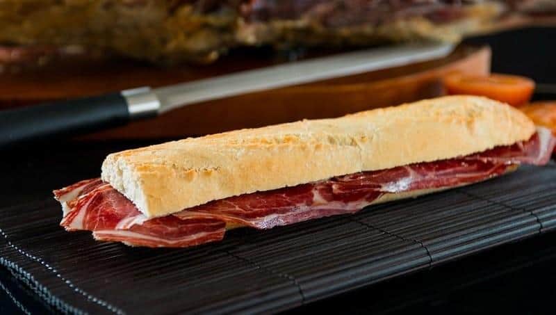 1. Bocadillo de Morcilla (Sandwich Sosis Darah), 2. Bocadillo de Jamon (Sandwich Ham), 3. Bocadillo de Calamares (Sandwich Cumi), 4. Bocadillo de Queso (Sandwich Keju), 5. Bocadillo de Tortilla (Sandwich Dadar Kentang), 6. Bocadillo de Atún (Sandwich Tuna), 7. Bocadillo Serranito (Sandwich Daging Babi), 8. Bocadillo de Paté (Sandwich Paté), 9. Bocadillo de Nocilla y Chorizo (Sandwich Sosis &amp; Nocilla), 10. Bocadillo de Salami (Sandwich Salami)